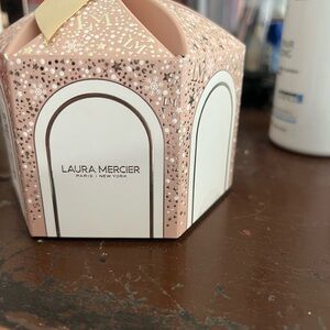 Laura Mercier Divinely Flawless Translucent Loose Setting Powder and Puff